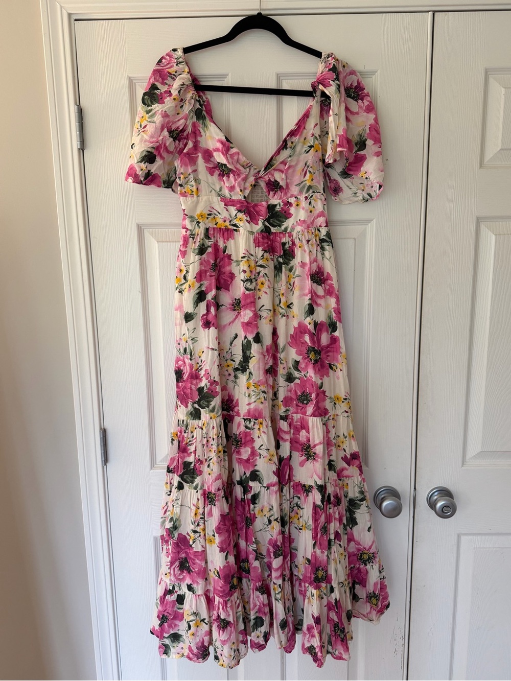 Abercrombie women's spring maxi dress.  Peek a boo bodice, flutter sleeves.